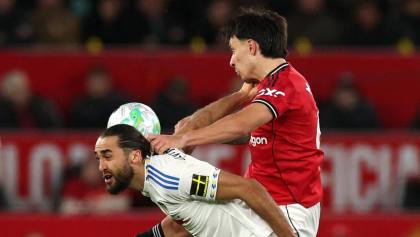 Carragher Minta Maaf usai Sebut Martinez Terlalu Kecil di Liga Inggris