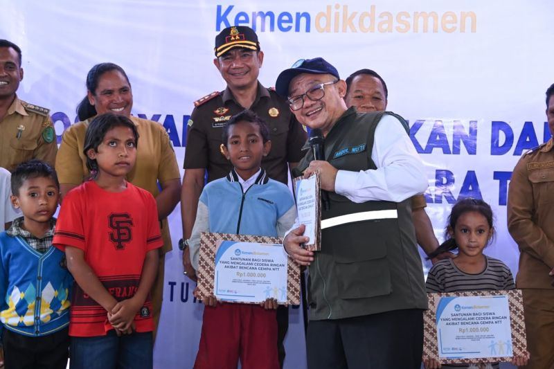 Kemendikdasmen salurkan Rp305 juta buat guru & murid korban gempa NTT