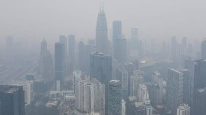 Kabut Asap Pekat Masih Membekap Malaysia Akibat Karhutla RI