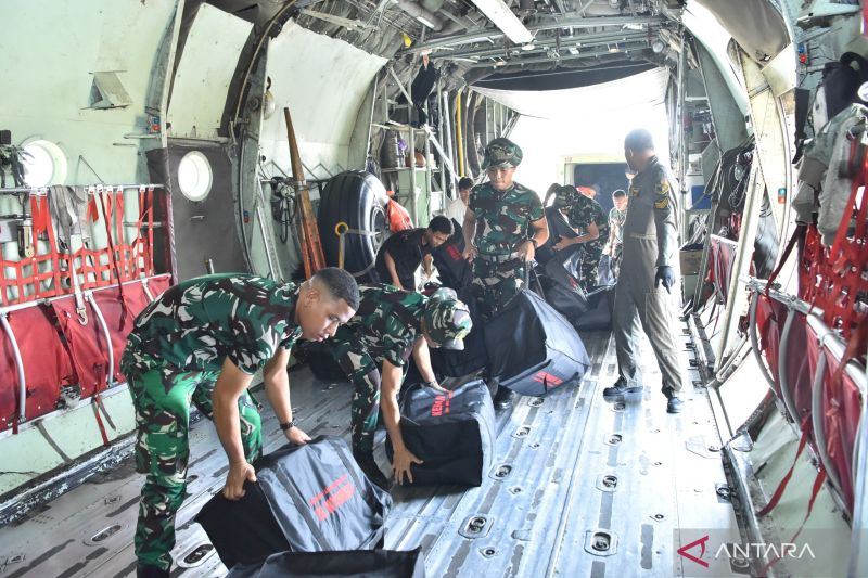 TNI AU salurkan alat kesehatan untuk bantu petugas tangani karhutla