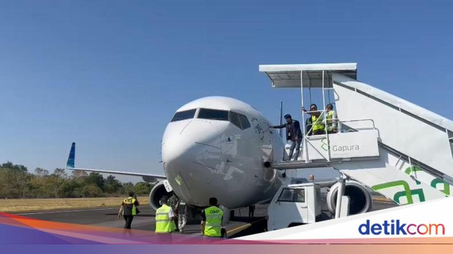 Ari Lasso Tumpangi Pesawat Garuda Pecah Ban di Bandara Hasanuddin Makassar