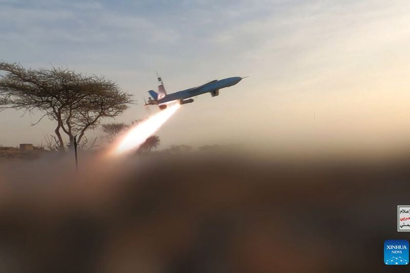 Pejabat: Pemerintah Yaman lancarkan serangan udara ke posisi Houthi