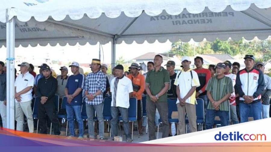 Walkot Siska Imran Bagikan e-Pas Kecil bagi Kelompok Nelayan Kendari