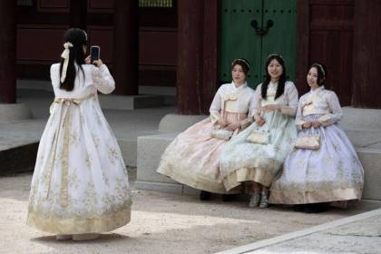 Busana tradisional Korea hadirkan nuansa klasik di Istana Gyeongbokgung
