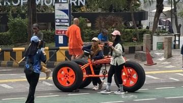 Sepeda Raksasa Oranye Jadi Sasaran Foto-foto Warga di CFD Rasuna Said