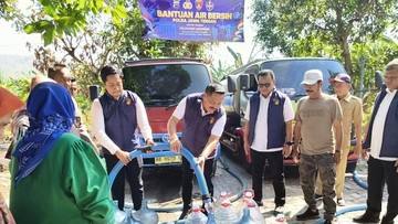 Polda Jateng Salurkan Bantuan 4 Tangki Air Bersih untuk Warga Jabungan Semarang