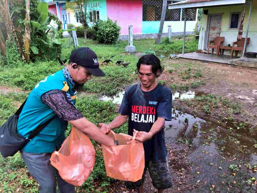 WIZ Parigi Salurkan 150 Paket Makanan Siap Saji untuk Warga Terdampak Banjir di Avolua