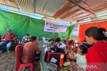 Tim medis UMI rawat warga Cibal di bawah tenda usai puskesmas ambruk