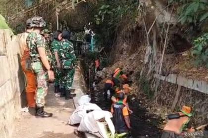 Cegah banjir, TNI dan warga bersihkan Kali Caglak Jaktim