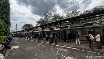 Viral KRL Berhenti Lebih Lama di Stasiun UI, Ternyata Masinis ke Toilet