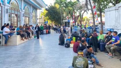 Potret Rombongan Kader NU Sulsel Padati Pelabuhan Makassar Menuju Arena Muktamar ke-35
