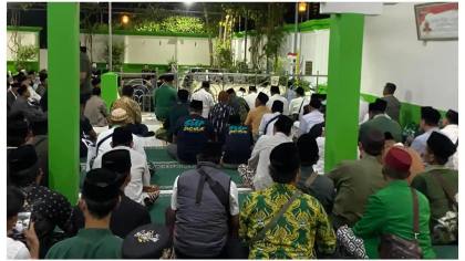 Peserta Muktamar NU Ramai-ramai Ziarah Makam KH Wahab Hasbullah