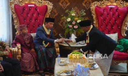 Berkunjung ke Cirebon Bersama Kaesang, Jokowi Dapat Pedang Naga Liman dari Gus Ujang Busthomi