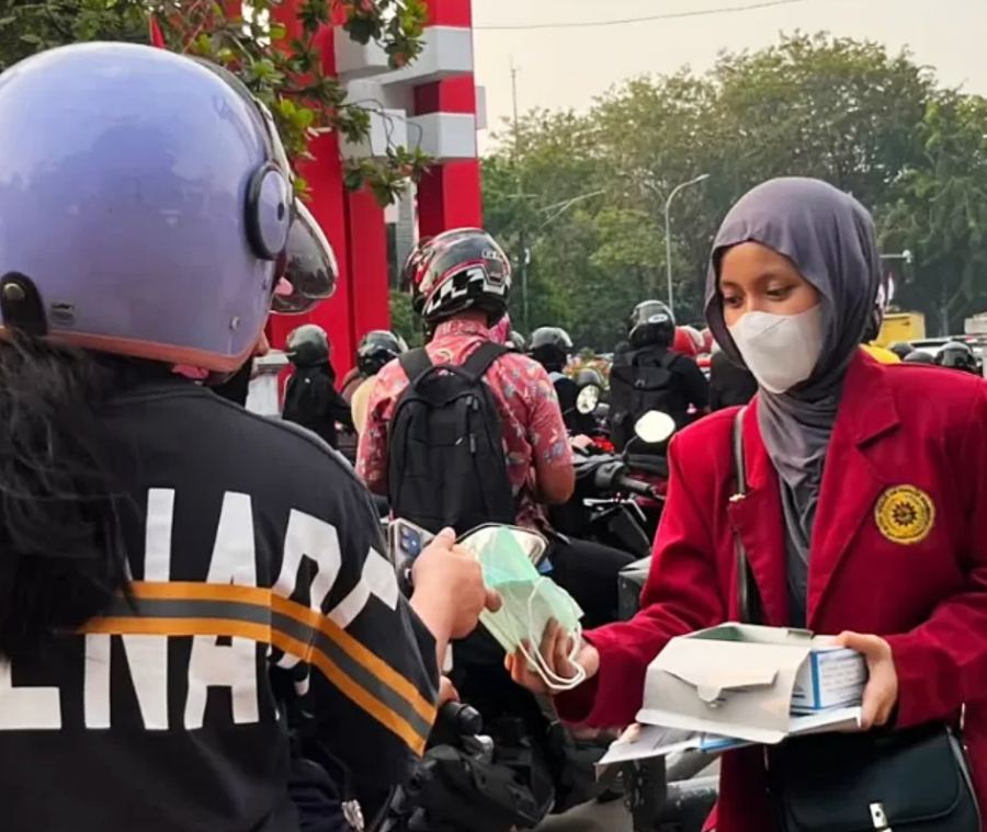 Lazismu Jadi Motor Penggerak, IMM Bagikan Ribuan Masker Cegah Asap Karhutla