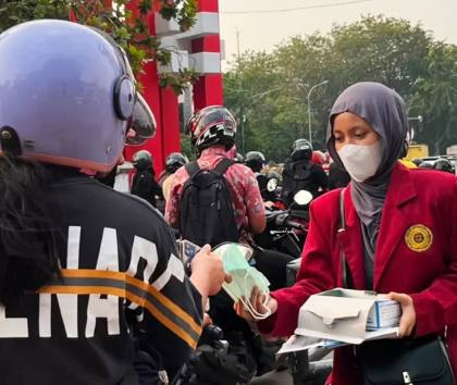 Lazismu Jadi Motor Penggerak, IMM Bagikan Ribuan Masker Cegah Asap Karhutla