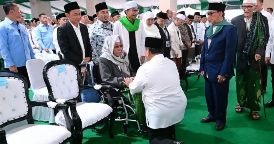 Momen Prabowo Bersimpuh Sungkem Kiai Nurul Huda Ploso Disaksikan Para Ulama Senior NU