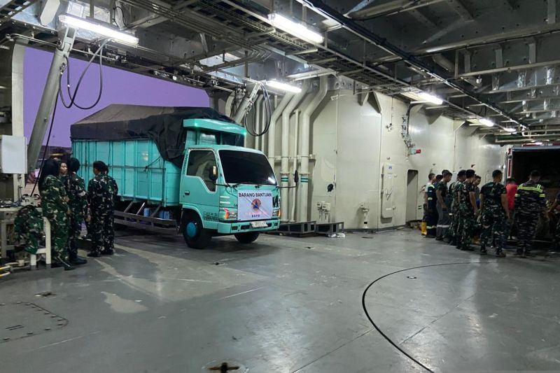 TNI AL kerahkan KRI Semarang bawa logistik dan truk ke NTT