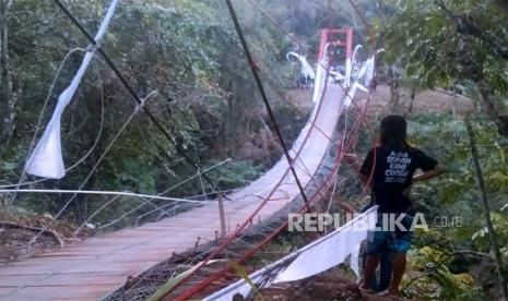 Jembatan Garuda di Pangandaran Ambruk Saat Peresmian, KSAD Minta Maaf Sebut Kelebihan Kapasitas