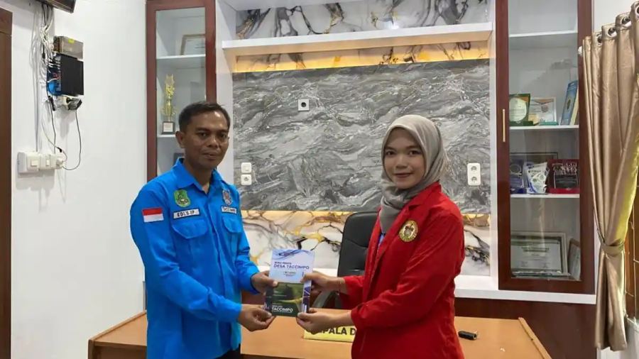 Mahasiswa KKN Unhas Kemas Potensi Taccimpo dalam Buku Profil dan Buku Saku di Sidrap