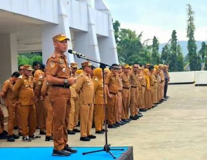 Sekda Kendari Tegaskan Camat dan Lurah Wajib Lengkapi Atribut | LPP RRI