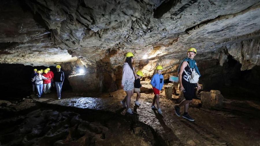 FOTO: Gua UNESCO Bosnia Jadi Tempat Berteduh Turis dari Cuaca Panas
