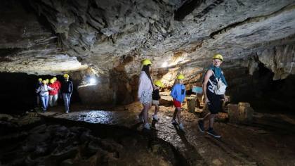 FOTO: Gua UNESCO Bosnia Jadi Tempat Berteduh Turis dari Cuaca Panas