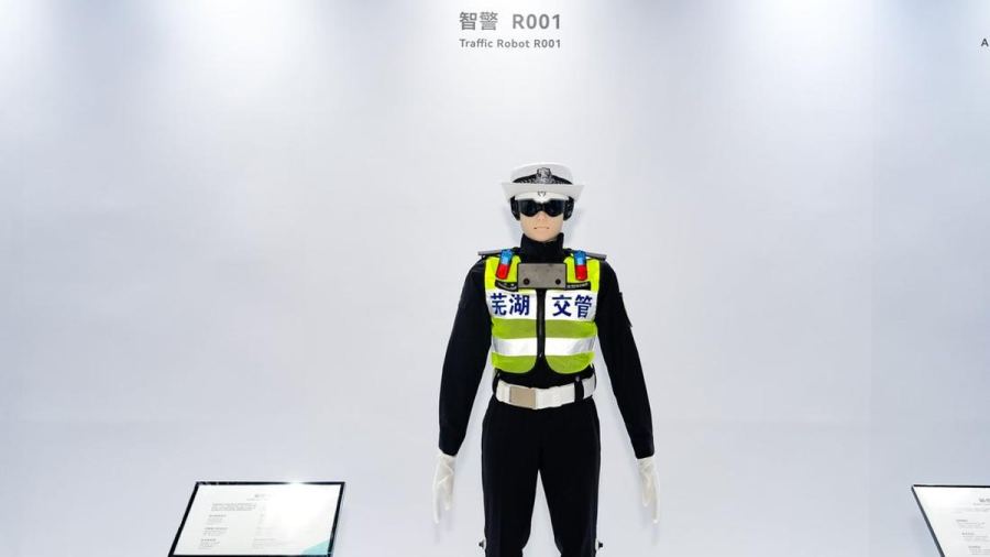 Penampakan Polisi Humanoid, Robot Buatan Perusahaan Mobil China