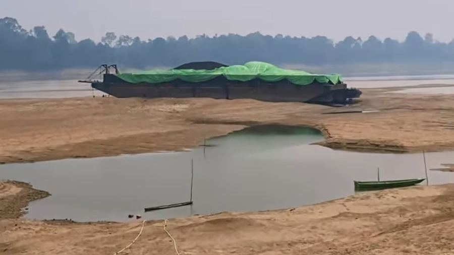 Sungai Kapuas Kering, Kapal Tongkang Batu Bara Tak Bisa Berlayar