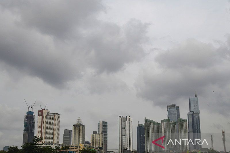 Cuaca di sejumlah kota besar diprakirakan diselimuti awan pada Sabtu