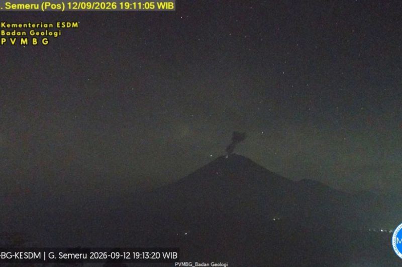 Gunung Semeru erupsi dengan letusan setinggi 900 meter