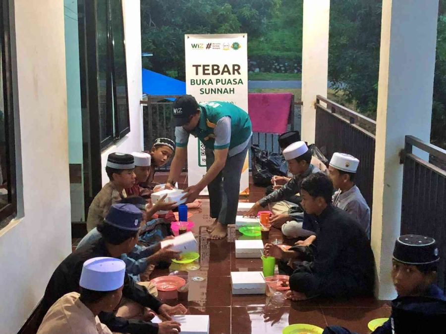 WIZ Parigi Salurkan Makanan Siap Saji untuk Buka Puasa Sunnah Santri Ma’had Al-Mubarok