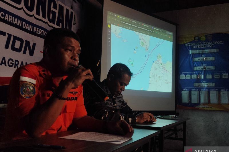 Tim SAR temukan helm hingga jaket dalam pencarian di Selat Sunda