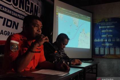 Tim SAR temukan helm hingga jaket dalam pencarian di Selat Sunda