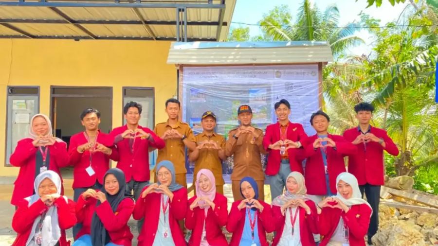 KKN Berdampak 143 UMM Wujudkan Digitalisasi Desa Gajahrejo Lewat Papan Peta Informasi