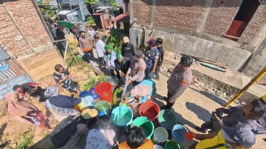 Sungai dan Sumur Mengering, Polres Parepare Kirim 10 Ribu Liter Air ke Warga Cappa Galung