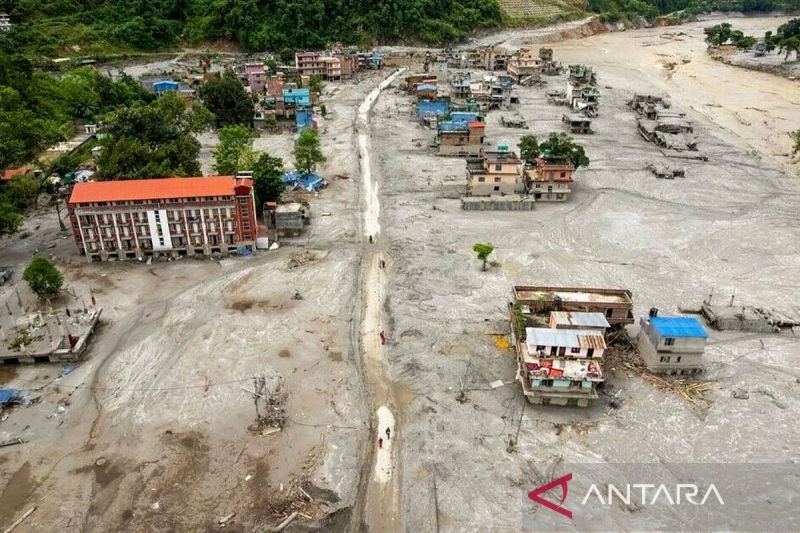 Korban tewas akibat tanah longsor di Nepal tembus 1.056 orang