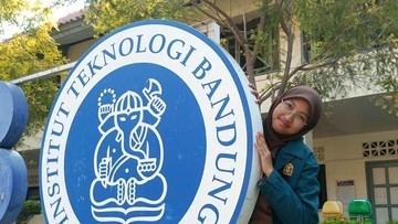 Kisah Haru Anak Petugas Kebersihan Berhasil Kuliah di ITB