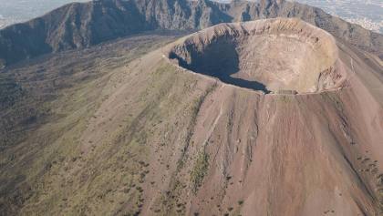 Gunung Raksasa di Eropa Meletus, 1 Kota Hilang-2.000 Orang Tewas