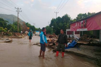 TNI/Polri bantu bersihkan rumah warga dari material banjir di Parimo