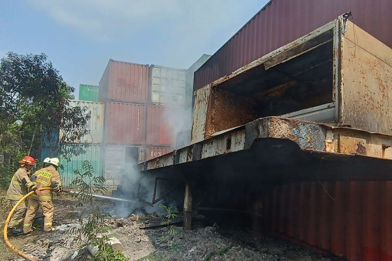 Gulkarmat padamkan kebakaran dari sisa pengelasan di Rorotan Jakut