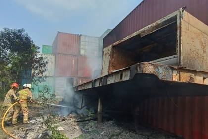 Gulkarmat padamkan kebakaran dari sisa pengelasan di Rorotan Jakut