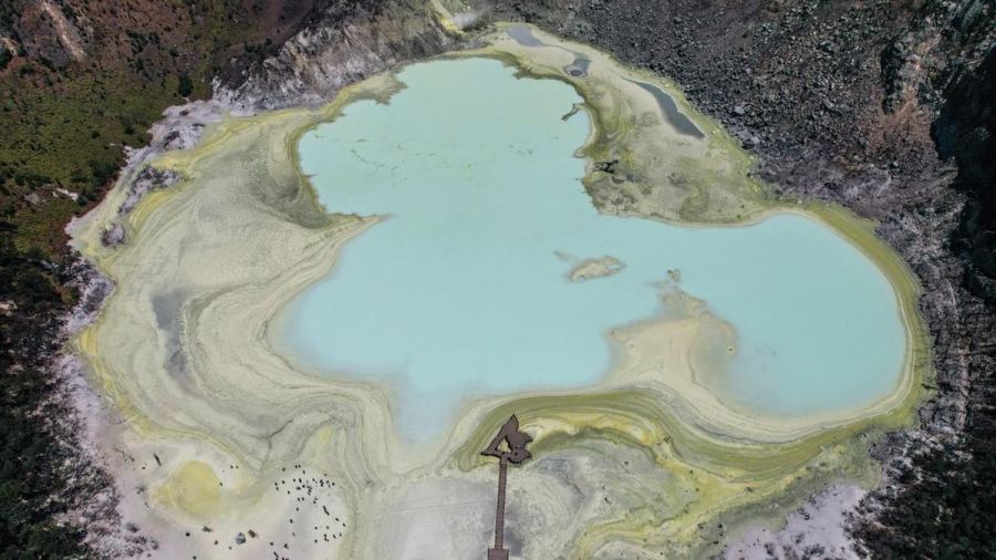 FOTO: Air di Kawah Putih Ciwidey Menyusut Akibat Kemarau Panjang