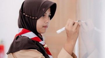 Kisah Zaahira, dari Rumah Kayu Menuju Mimpi di Sekolah Rakyat