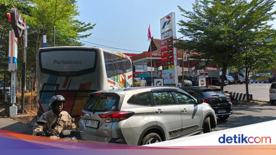 Jalan Pengayoman Makassar Macet Imbas Antrean BBM di SPBU