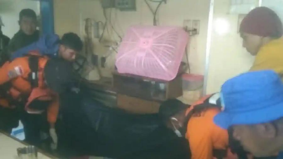 Detik-Detik Tim SAR Gabungan Evakuasi 13 Awak KM Legenda Nusantara 99 di Perairan Kabaena Bombana