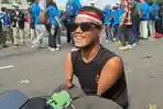 Kisah Deni Penyandang Disabilitas dari Bantar Gebang, Gunakan Papan Beroda Ikut Demo di DPR