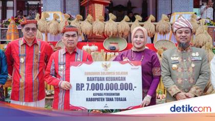 Gubernur Sulsel Serahkan Bantuan Keuangan Rp 7 Miliar untuk Tana Toraja