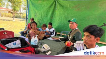 Puskesmas Ambruk, Relawan UMI Obati Korban Gempa NTT di Tenda Darurat