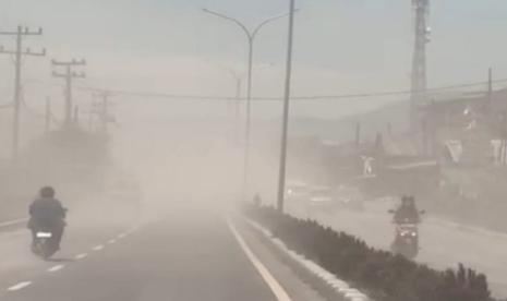 Gunung Sinabung Erupsi, Abu Vulkanik Selimuti Berastagi