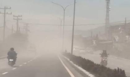 Gunung Sinabung Erupsi, Abu Vulkanik Selimuti Berastagi